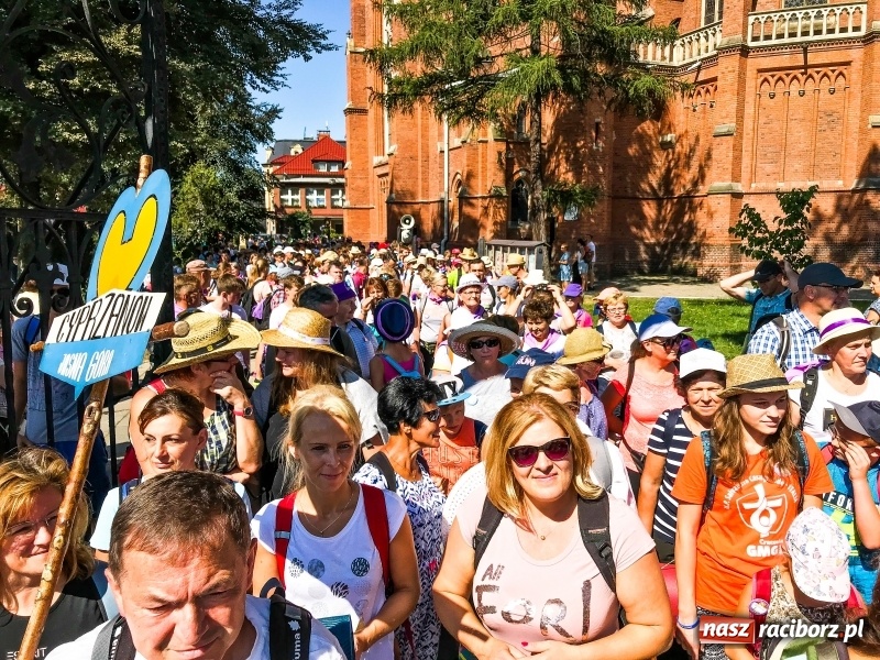 Zdjęcie w galerii na portalu naszraciborz.pl: Pielgrzymi z ziemi raciborskiej oraz Kietrza w drodze na Jasną Górę wiadomości z regionu