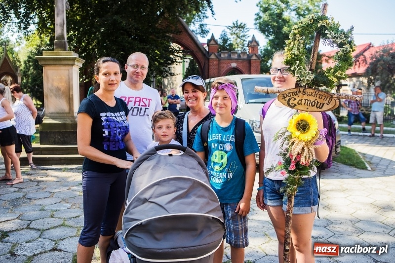 Zdjęcie w galerii na portalu naszraciborz.pl: Pielgrzymi z ziemi raciborskiej oraz Kietrza w drodze na Jasną Górę wiadomości z regionu