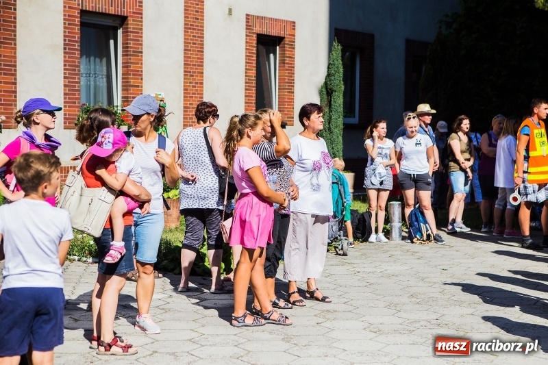 Zdjęcie w galerii na portalu naszraciborz.pl: Pielgrzymi z ziemi raciborskiej oraz Kietrza w drodze na Jasną Górę wiadomości z regionu