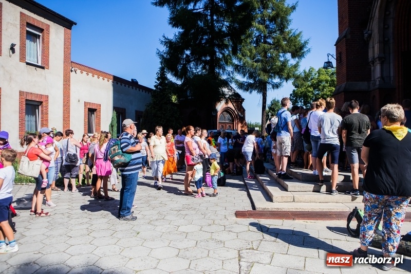 Zdjęcie w galerii na portalu naszraciborz.pl: Pielgrzymi z ziemi raciborskiej oraz Kietrza w drodze na Jasną Górę wiadomości z regionu