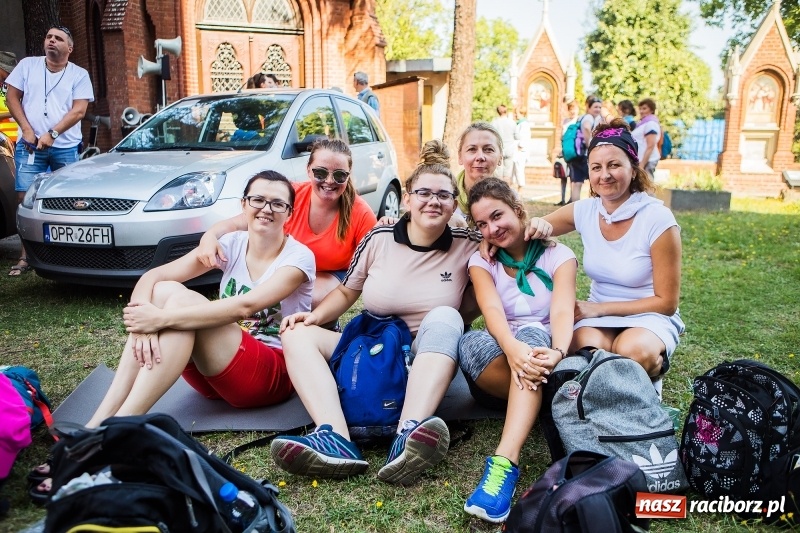 Zdjęcie w galerii na portalu naszraciborz.pl: Pielgrzymi z ziemi raciborskiej oraz Kietrza w drodze na Jasną Górę wiadomości z regionu