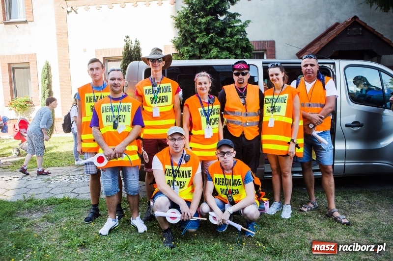 Zdjęcie w galerii na portalu naszraciborz.pl: Pielgrzymi z ziemi raciborskiej oraz Kietrza w drodze na Jasną Górę wiadomości z regionu