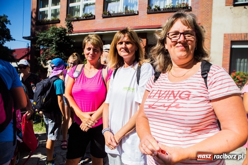 Zdjęcie w galerii na portalu naszraciborz.pl: Pielgrzymi z ziemi raciborskiej oraz Kietrza w drodze na Jasną Górę wiadomości z regionu