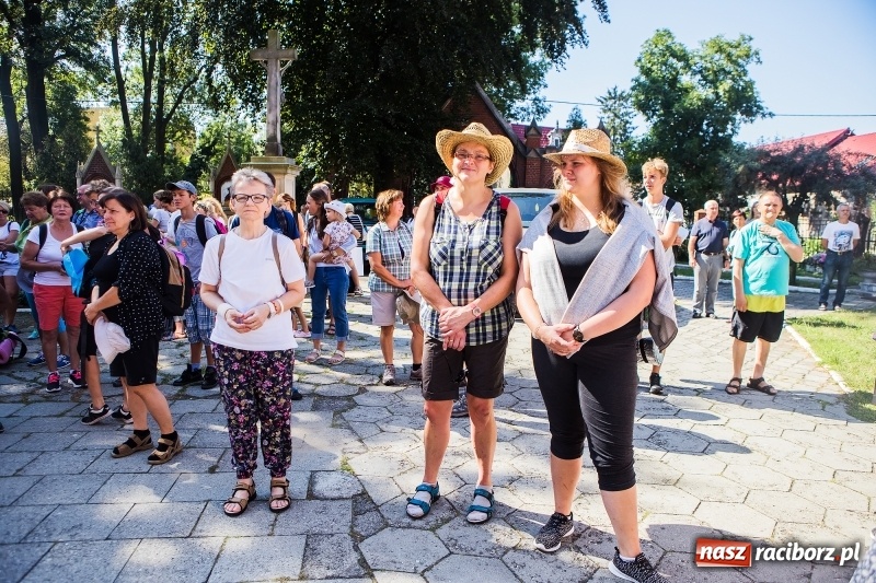 Zdjęcie w galerii na portalu naszraciborz.pl: Pielgrzymi z ziemi raciborskiej oraz Kietrza w drodze na Jasną Górę wiadomości z regionu