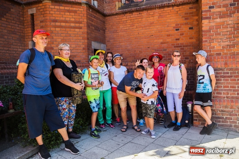 Zdjęcie w galerii na portalu naszraciborz.pl: Pielgrzymi z ziemi raciborskiej oraz Kietrza w drodze na Jasną Górę wiadomości z regionu