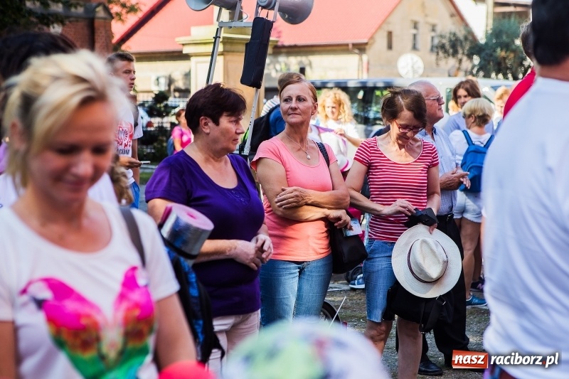 Zdjęcie w galerii na portalu naszraciborz.pl: Pielgrzymi z ziemi raciborskiej oraz Kietrza w drodze na Jasną Górę wiadomości z regionu