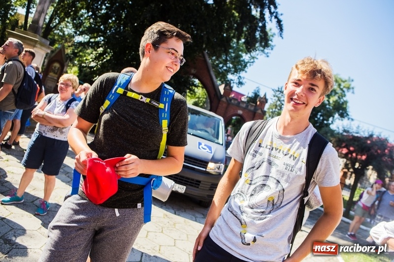 Zdjęcie w galerii na portalu naszraciborz.pl: Pielgrzymi z ziemi raciborskiej oraz Kietrza w drodze na Jasną Górę wiadomości z regionu