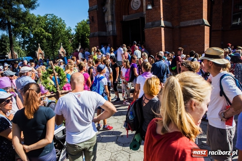 Zdjęcie w galerii na portalu naszraciborz.pl: Pielgrzymi z ziemi raciborskiej oraz Kietrza w drodze na Jasną Górę wiadomości z regionu