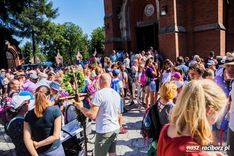 Zdjęcie w galerii na portalu naszraciborz.pl: Pielgrzymi z ziemi raciborskiej oraz Kietrza w drodze na Jasną Górę wiadomości z regionu