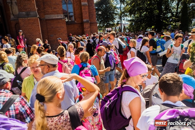 Zdjęcie w galerii na portalu naszraciborz.pl: Pielgrzymi z ziemi raciborskiej oraz Kietrza w drodze na Jasną Górę wiadomości z regionu