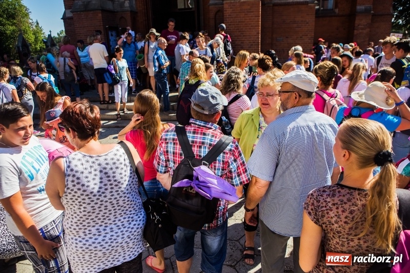 Zdjęcie w galerii na portalu naszraciborz.pl: Pielgrzymi z ziemi raciborskiej oraz Kietrza w drodze na Jasną Górę wiadomości z regionu
