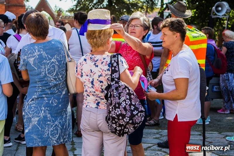 Zdjęcie w galerii na portalu naszraciborz.pl: Pielgrzymi z ziemi raciborskiej oraz Kietrza w drodze na Jasną Górę wiadomości z regionu