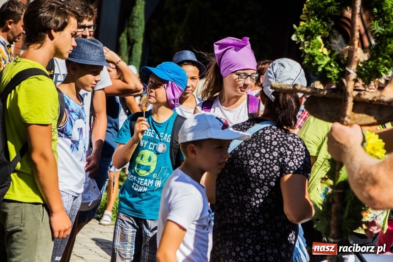 Zdjęcie w galerii na portalu naszraciborz.pl: Pielgrzymi z ziemi raciborskiej oraz Kietrza w drodze na Jasną Górę wiadomości z regionu