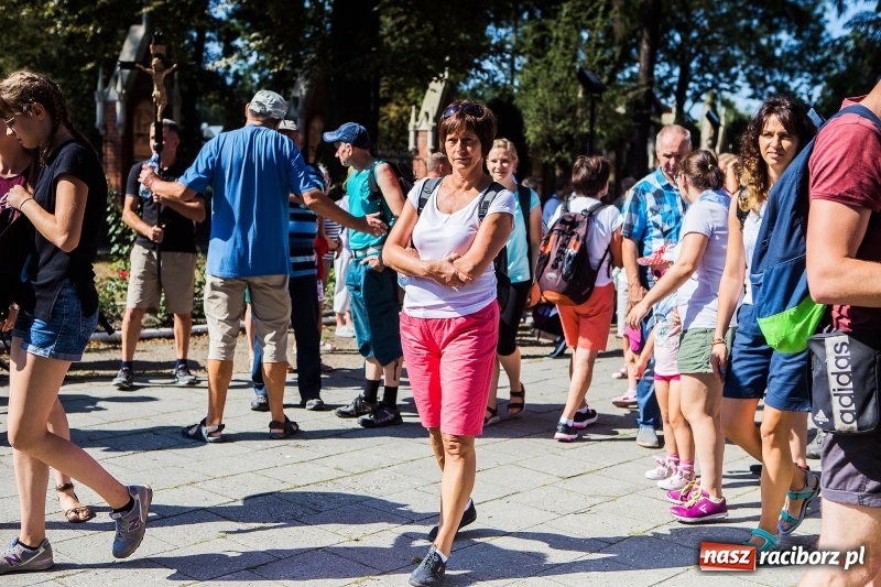 Zdjęcie w galerii na portalu naszraciborz.pl: Pielgrzymi z ziemi raciborskiej oraz Kietrza w drodze na Jasną Górę wiadomości z regionu