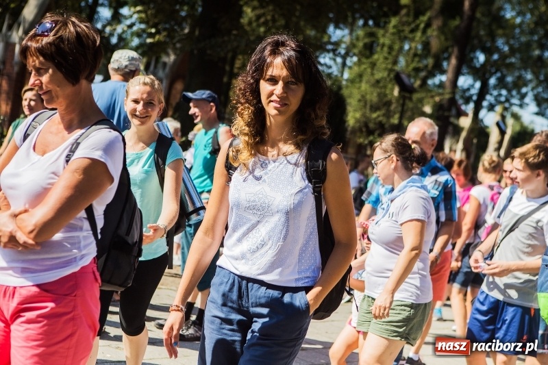 Zdjęcie w galerii na portalu naszraciborz.pl: Pielgrzymi z ziemi raciborskiej oraz Kietrza w drodze na Jasną Górę wiadomości z regionu