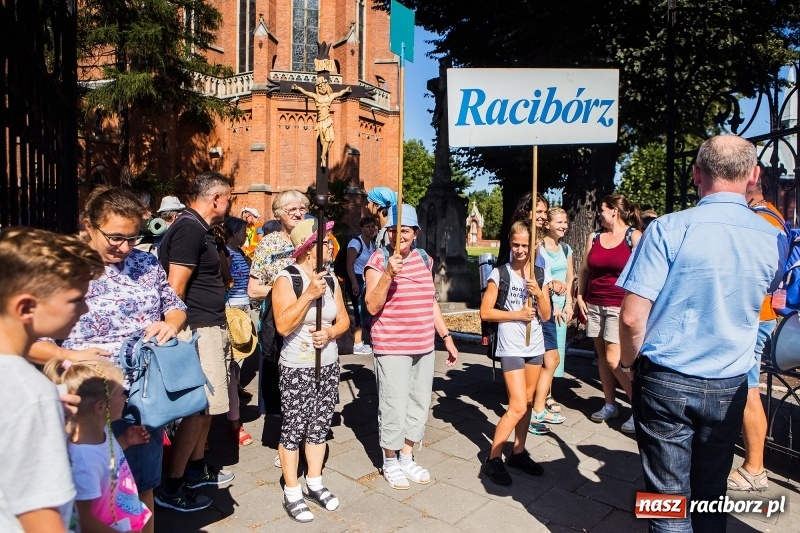 Zdjęcie w galerii na portalu naszraciborz.pl: Pielgrzymi z ziemi raciborskiej oraz Kietrza w drodze na Jasną Górę wiadomości z regionu
