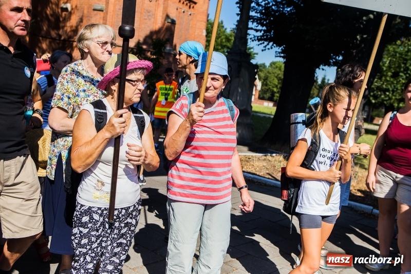 Zdjęcie w galerii na portalu naszraciborz.pl: Pielgrzymi z ziemi raciborskiej oraz Kietrza w drodze na Jasną Górę wiadomości z regionu