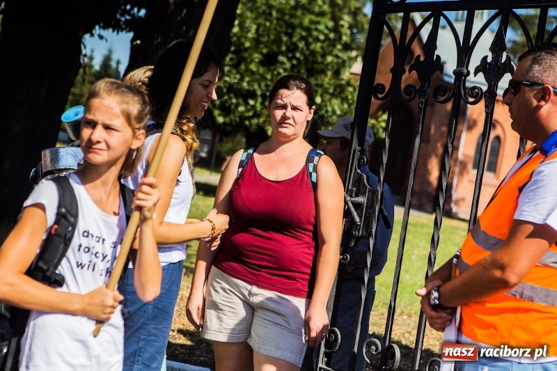 Zdjęcie w galerii na portalu naszraciborz.pl: Pielgrzymi z ziemi raciborskiej oraz Kietrza w drodze na Jasną Górę wiadomości z regionu