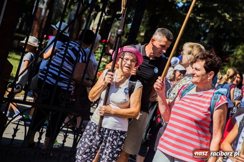 Zdjęcie w galerii na portalu naszraciborz.pl: Pielgrzymi z ziemi raciborskiej oraz Kietrza w drodze na Jasną Górę wiadomości z regionu