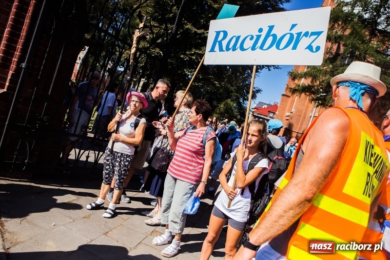 Zdjęcie w galerii na portalu naszraciborz.pl: Pielgrzymi z ziemi raciborskiej oraz Kietrza w drodze na Jasną Górę wiadomości z regionu