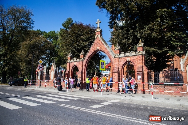 Zdjęcie w galerii na portalu naszraciborz.pl: Pielgrzymi z ziemi raciborskiej oraz Kietrza w drodze na Jasną Górę wiadomości z regionu