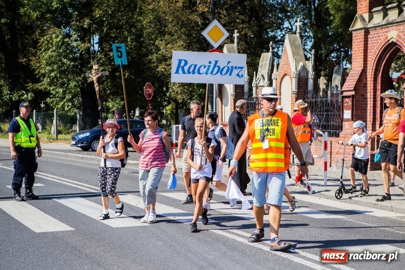 Zdjęcie w galerii na portalu naszraciborz.pl: Pielgrzymi z ziemi raciborskiej oraz Kietrza w drodze na Jasną Górę wiadomości z regionu