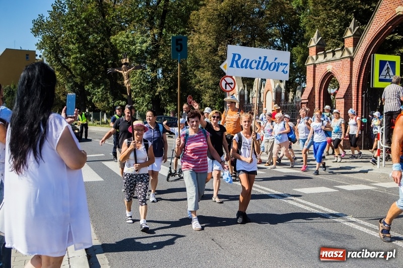 Zdjęcie w galerii na portalu naszraciborz.pl: Pielgrzymi z ziemi raciborskiej oraz Kietrza w drodze na Jasną Górę wiadomości z regionu