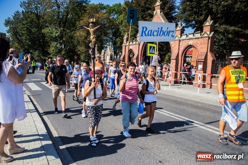 Zdjęcie w galerii na portalu naszraciborz.pl: Pielgrzymi z ziemi raciborskiej oraz Kietrza w drodze na Jasną Górę wiadomości z regionu