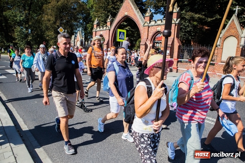 Zdjęcie w galerii na portalu naszraciborz.pl: Pielgrzymi z ziemi raciborskiej oraz Kietrza w drodze na Jasną Górę wiadomości z regionu