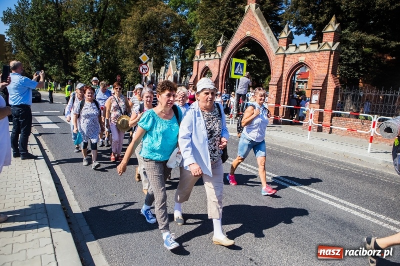 Zdjęcie w galerii na portalu naszraciborz.pl: Pielgrzymi z ziemi raciborskiej oraz Kietrza w drodze na Jasną Górę wiadomości z regionu