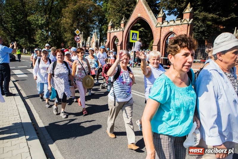 Zdjęcie w galerii na portalu naszraciborz.pl: Pielgrzymi z ziemi raciborskiej oraz Kietrza w drodze na Jasną Górę wiadomości z regionu