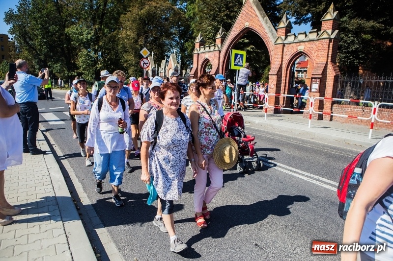 Zdjęcie w galerii na portalu naszraciborz.pl: Pielgrzymi z ziemi raciborskiej oraz Kietrza w drodze na Jasną Górę wiadomości z regionu