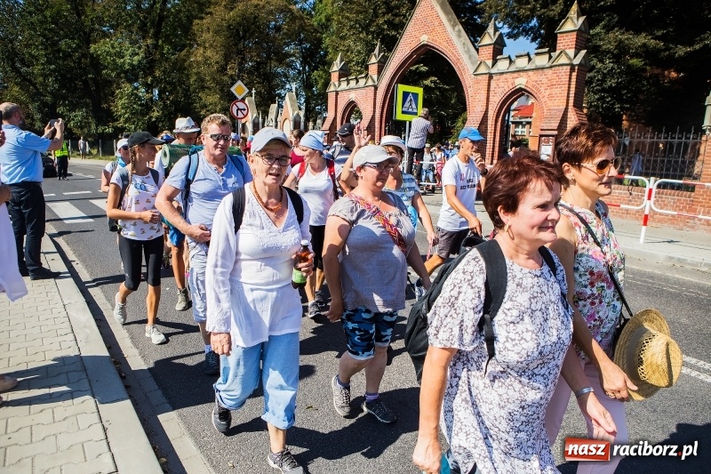 Zdjęcie w galerii na portalu naszraciborz.pl: Pielgrzymi z ziemi raciborskiej oraz Kietrza w drodze na Jasną Górę wiadomości z regionu
