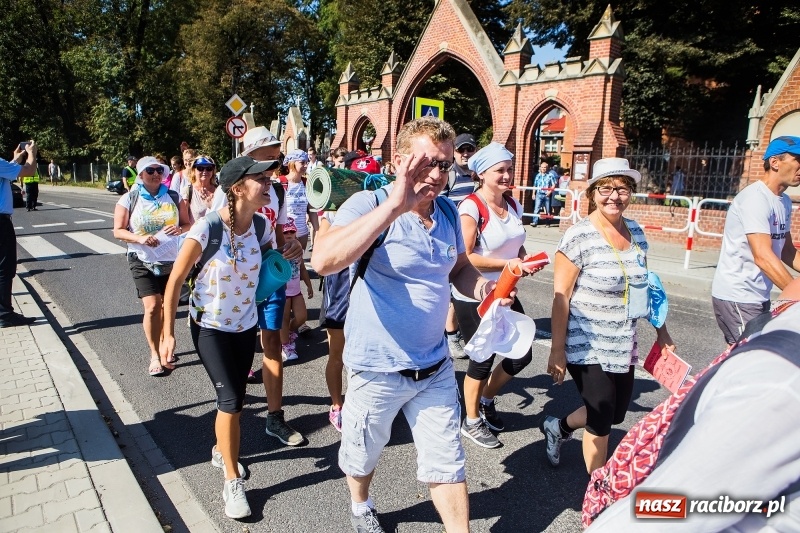 Zdjęcie w galerii na portalu naszraciborz.pl: Pielgrzymi z ziemi raciborskiej oraz Kietrza w drodze na Jasną Górę wiadomości z regionu