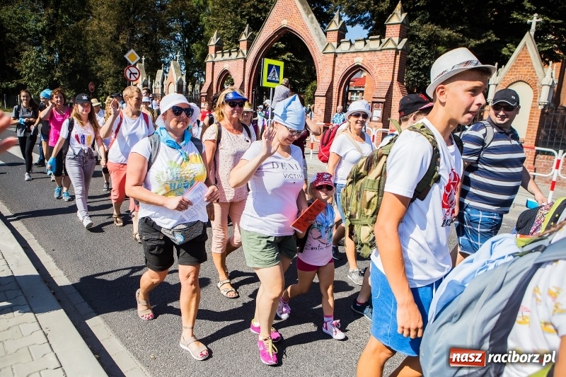 Zdjęcie w galerii na portalu naszraciborz.pl: Pielgrzymi z ziemi raciborskiej oraz Kietrza w drodze na Jasną Górę wiadomości z regionu
