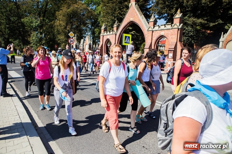 Zdjęcie w galerii na portalu naszraciborz.pl: Pielgrzymi z ziemi raciborskiej oraz Kietrza w drodze na Jasną Górę wiadomości z regionu