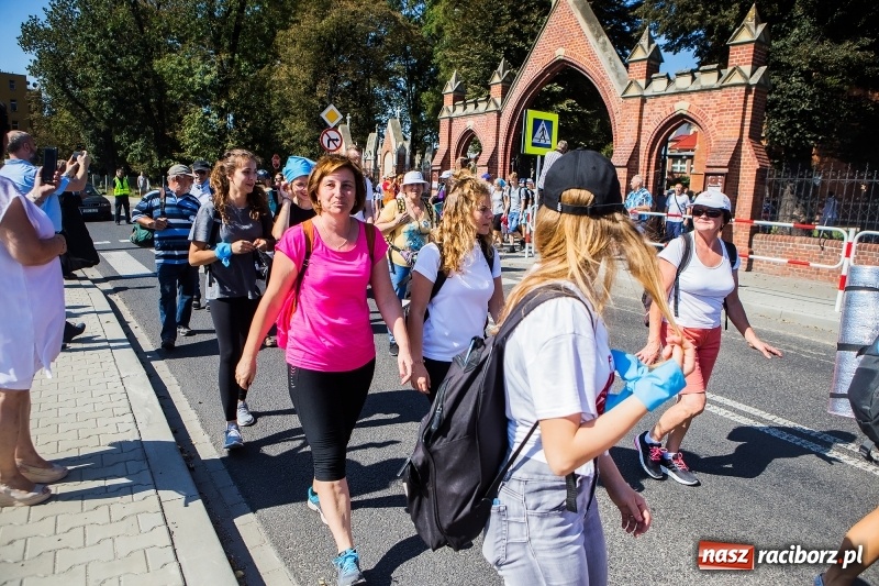Zdjęcie w galerii na portalu naszraciborz.pl: Pielgrzymi z ziemi raciborskiej oraz Kietrza w drodze na Jasną Górę wiadomości z regionu