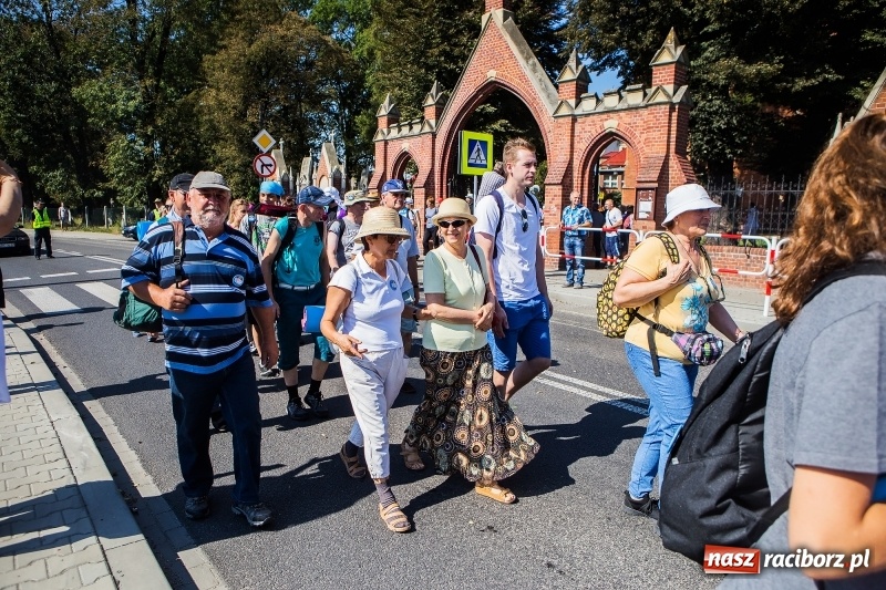 Zdjęcie w galerii na portalu naszraciborz.pl: Pielgrzymi z ziemi raciborskiej oraz Kietrza w drodze na Jasną Górę wiadomości z regionu