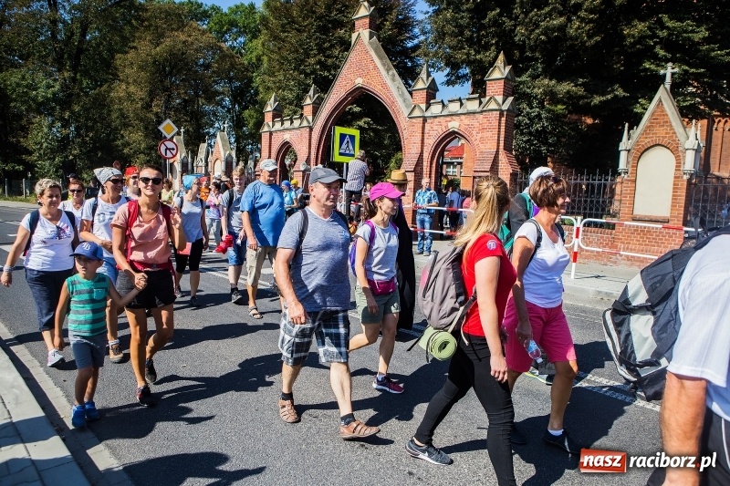 Zdjęcie w galerii na portalu naszraciborz.pl: Pielgrzymi z ziemi raciborskiej oraz Kietrza w drodze na Jasną Górę wiadomości z regionu
