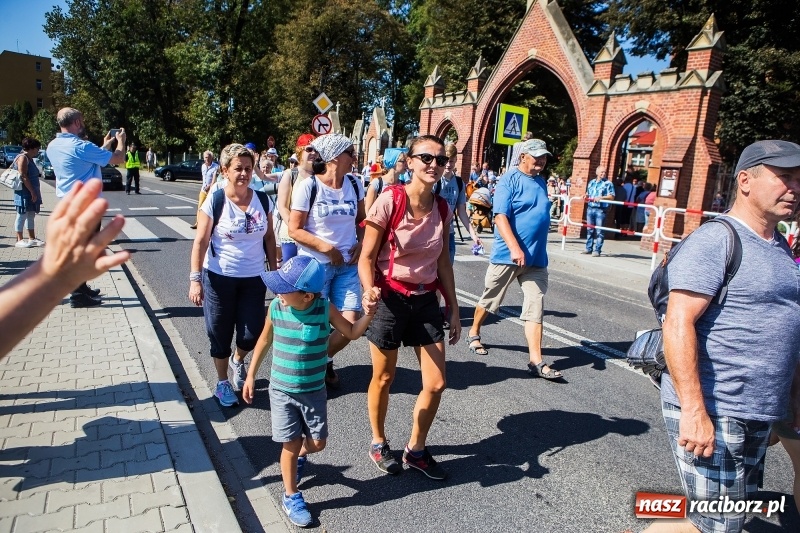 Zdjęcie w galerii na portalu naszraciborz.pl: Pielgrzymi z ziemi raciborskiej oraz Kietrza w drodze na Jasną Górę wiadomości z regionu