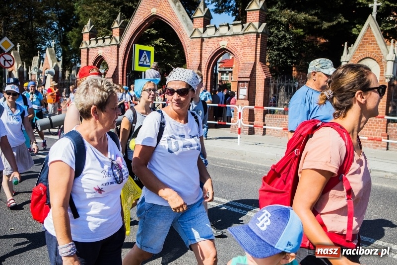 Zdjęcie w galerii na portalu naszraciborz.pl: Pielgrzymi z ziemi raciborskiej oraz Kietrza w drodze na Jasną Górę wiadomości z regionu