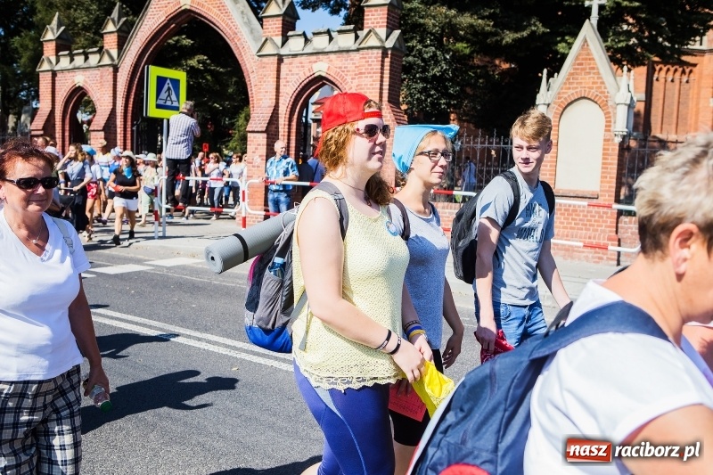Zdjęcie w galerii na portalu naszraciborz.pl: Pielgrzymi z ziemi raciborskiej oraz Kietrza w drodze na Jasną Górę wiadomości z regionu