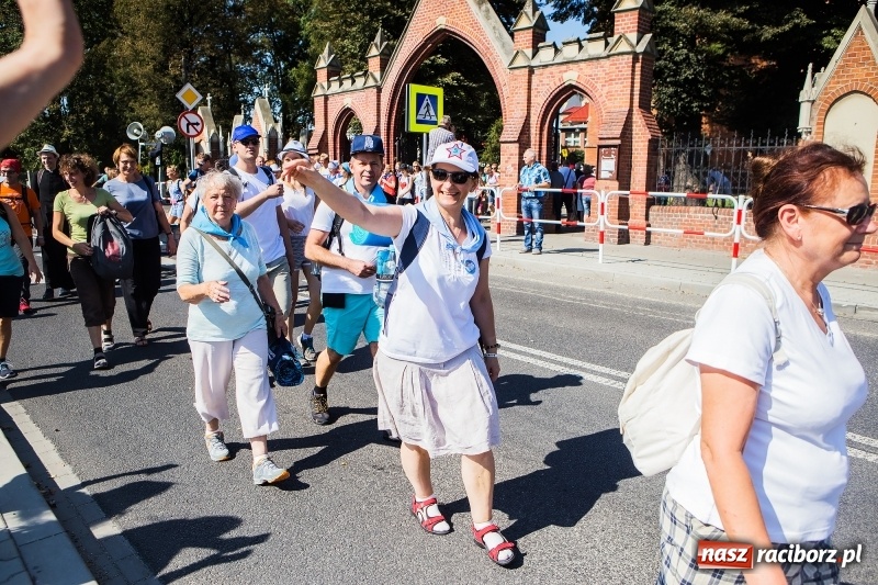 Zdjęcie w galerii na portalu naszraciborz.pl: Pielgrzymi z ziemi raciborskiej oraz Kietrza w drodze na Jasną Górę wiadomości z regionu