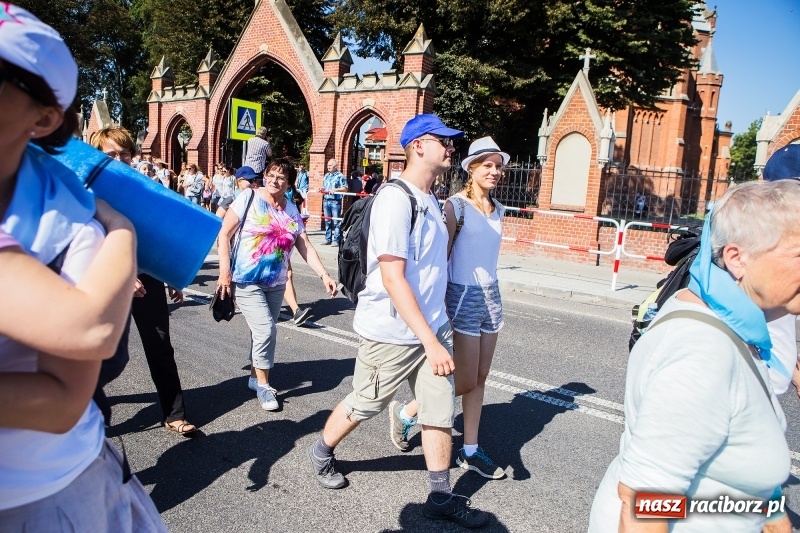 Zdjęcie w galerii na portalu naszraciborz.pl: Pielgrzymi z ziemi raciborskiej oraz Kietrza w drodze na Jasną Górę wiadomości z regionu