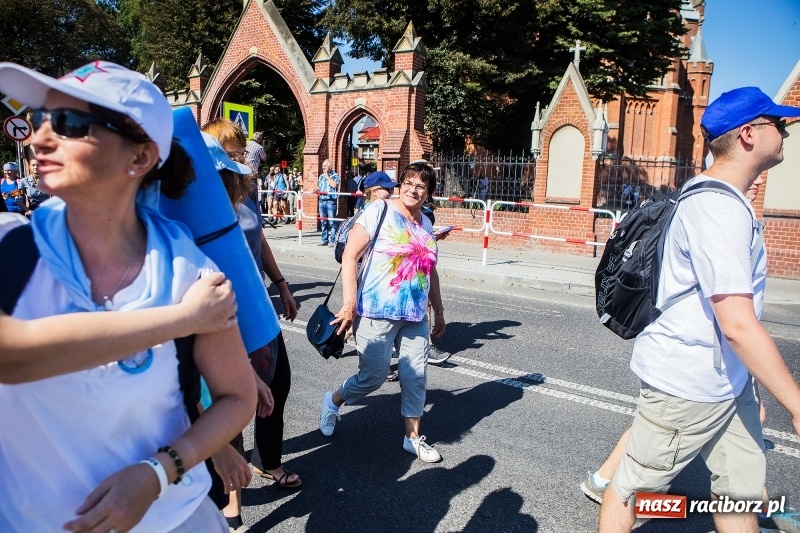 Zdjęcie w galerii na portalu naszraciborz.pl: Pielgrzymi z ziemi raciborskiej oraz Kietrza w drodze na Jasną Górę wiadomości z regionu