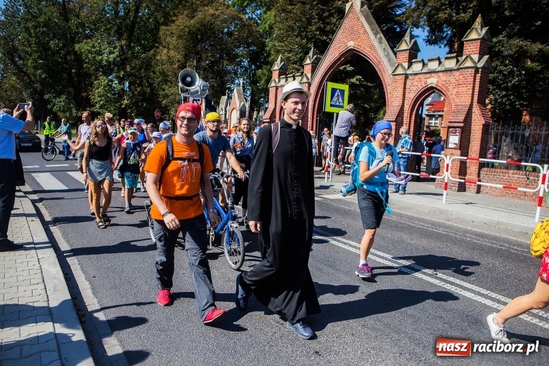 Zdjęcie w galerii na portalu naszraciborz.pl: Pielgrzymi z ziemi raciborskiej oraz Kietrza w drodze na Jasną Górę wiadomości z regionu