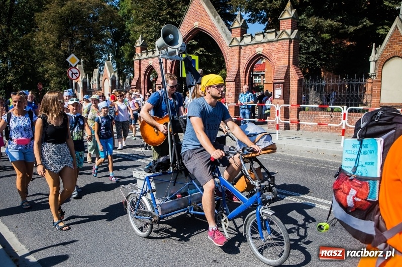 Zdjęcie w galerii na portalu naszraciborz.pl: Pielgrzymi z ziemi raciborskiej oraz Kietrza w drodze na Jasną Górę wiadomości z regionu
