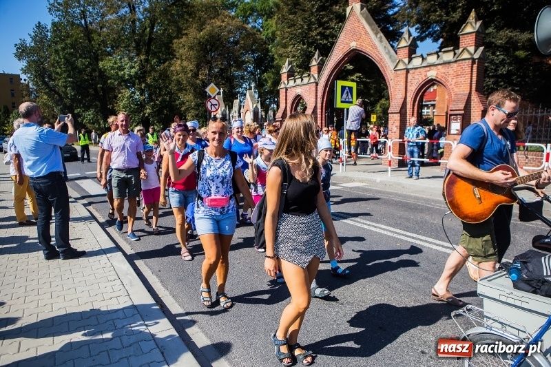 Zdjęcie w galerii na portalu naszraciborz.pl: Pielgrzymi z ziemi raciborskiej oraz Kietrza w drodze na Jasną Górę wiadomości z regionu