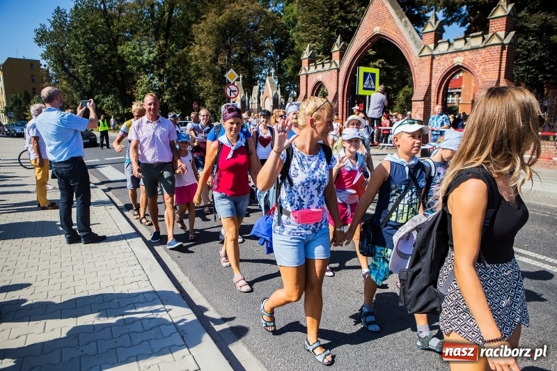Zdjęcie w galerii na portalu naszraciborz.pl: Pielgrzymi z ziemi raciborskiej oraz Kietrza w drodze na Jasną Górę wiadomości z regionu