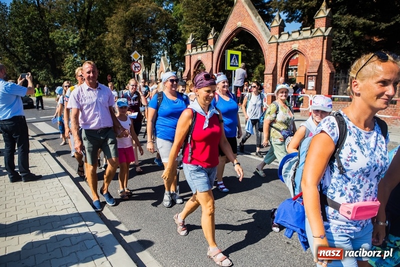 Zdjęcie w galerii na portalu naszraciborz.pl: Pielgrzymi z ziemi raciborskiej oraz Kietrza w drodze na Jasną Górę wiadomości z regionu